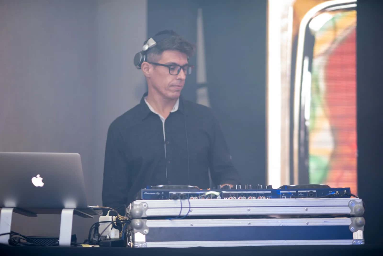 DJ BetoBrizz tocando com controladora Pioneer e notebook